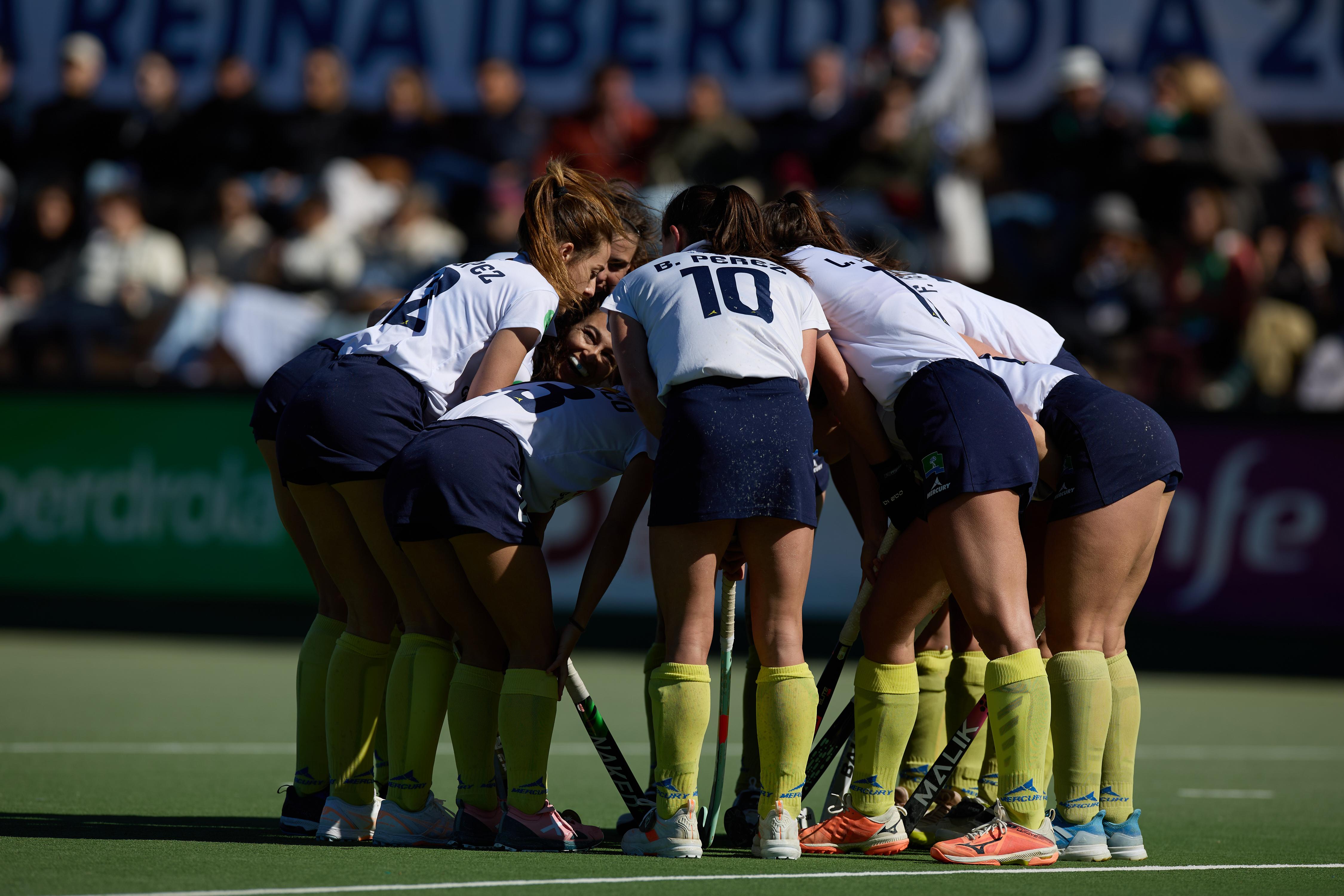 Nuestras jugadoras RCCVM se concentran antes del comienzo de un partido.