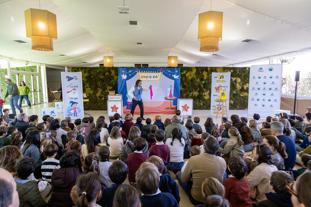 Los abonados llenan la Cristalera de la Hípica en el espectáculo familiar Aprendiz de Mago. Fotos: Miguel Ángel Ros