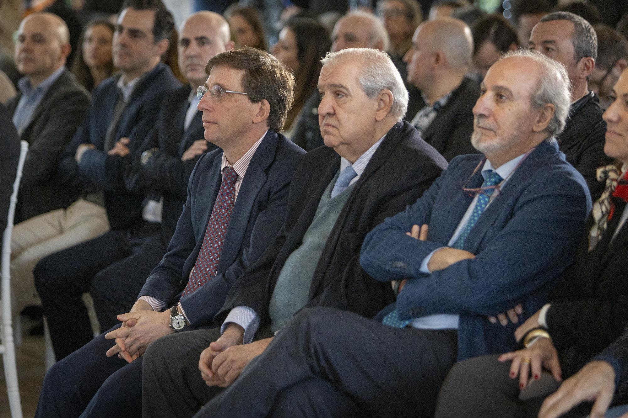 De izda. a dcha: José Luis Martínez-Almeida (Alcalde de Madrid y presidente RCCVM), Juan Guerrero-Burgos (Presidente Rfegolf) y Juan Carlos Vera Pró (Gerente RCCVM).