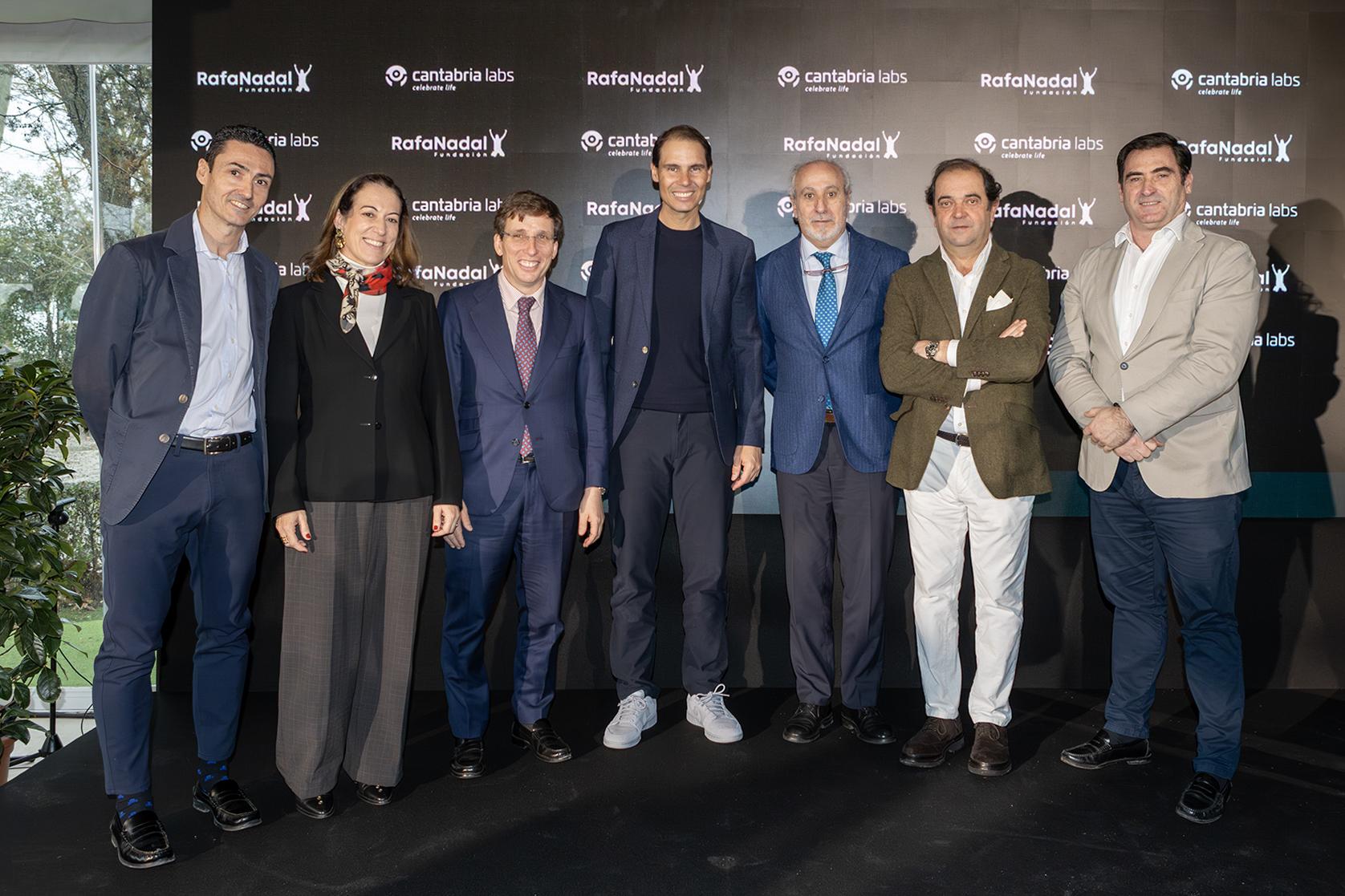 De izda. a dcha: Guillermo Sánchez (Jefe Deportes RCCVM),  Inmaculada Sánchez-Cervera (Coordinadora General Alcaldía), José Luis Martínez-Almeida (Alcalde de Madrid y presidente RCCVM), Rafa Nadal, Juan Carlos Vera (Gerente RCCVM). Jesús Barrera (Director Deportes RCCVM) y Gabriel Arregui (Director Comunicación  y Abonados RCCVM). Fotos: Roberto Cuezva