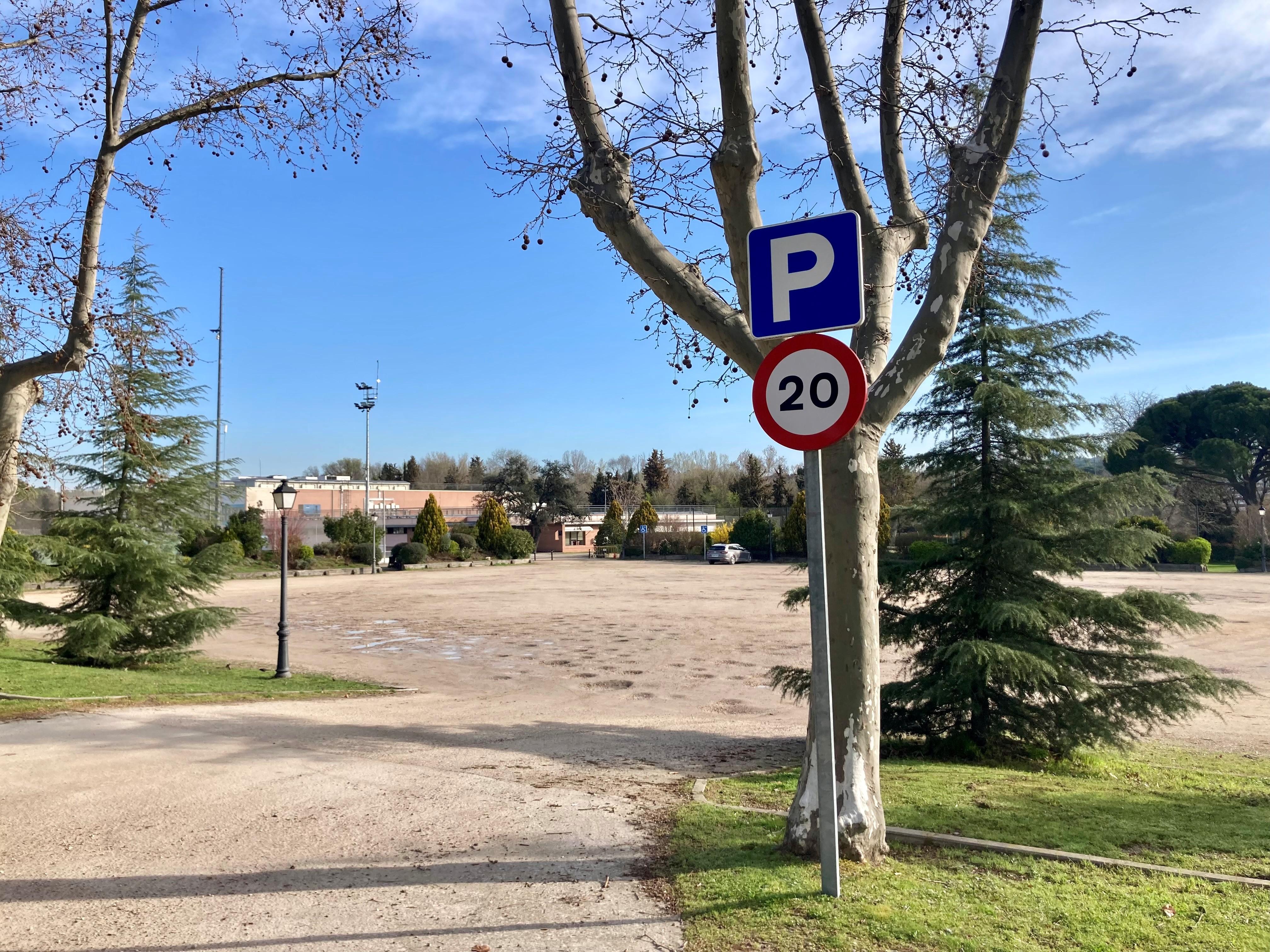 Entrada al aparcamiento del campo 1 de hockey. Fotos: EGD