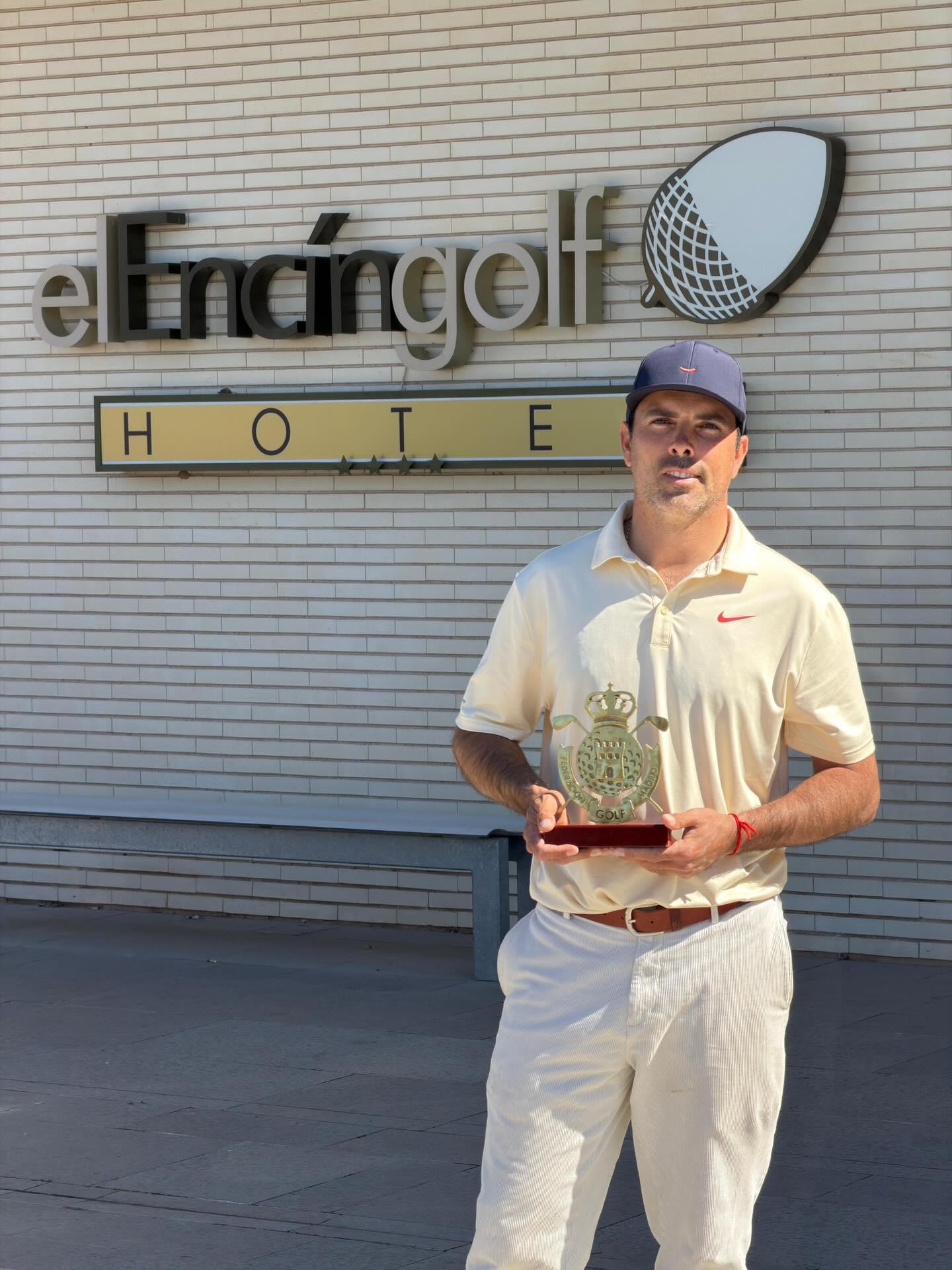 El golfista Juan Salama Monsalve posa con el trofeo de campeón en El Encín.