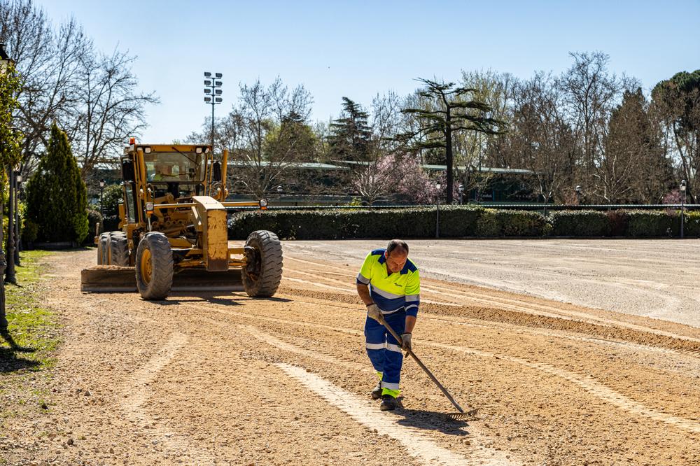 Trabajando en la reparación del bacheado del aparcamiento del campo de hockey 1.