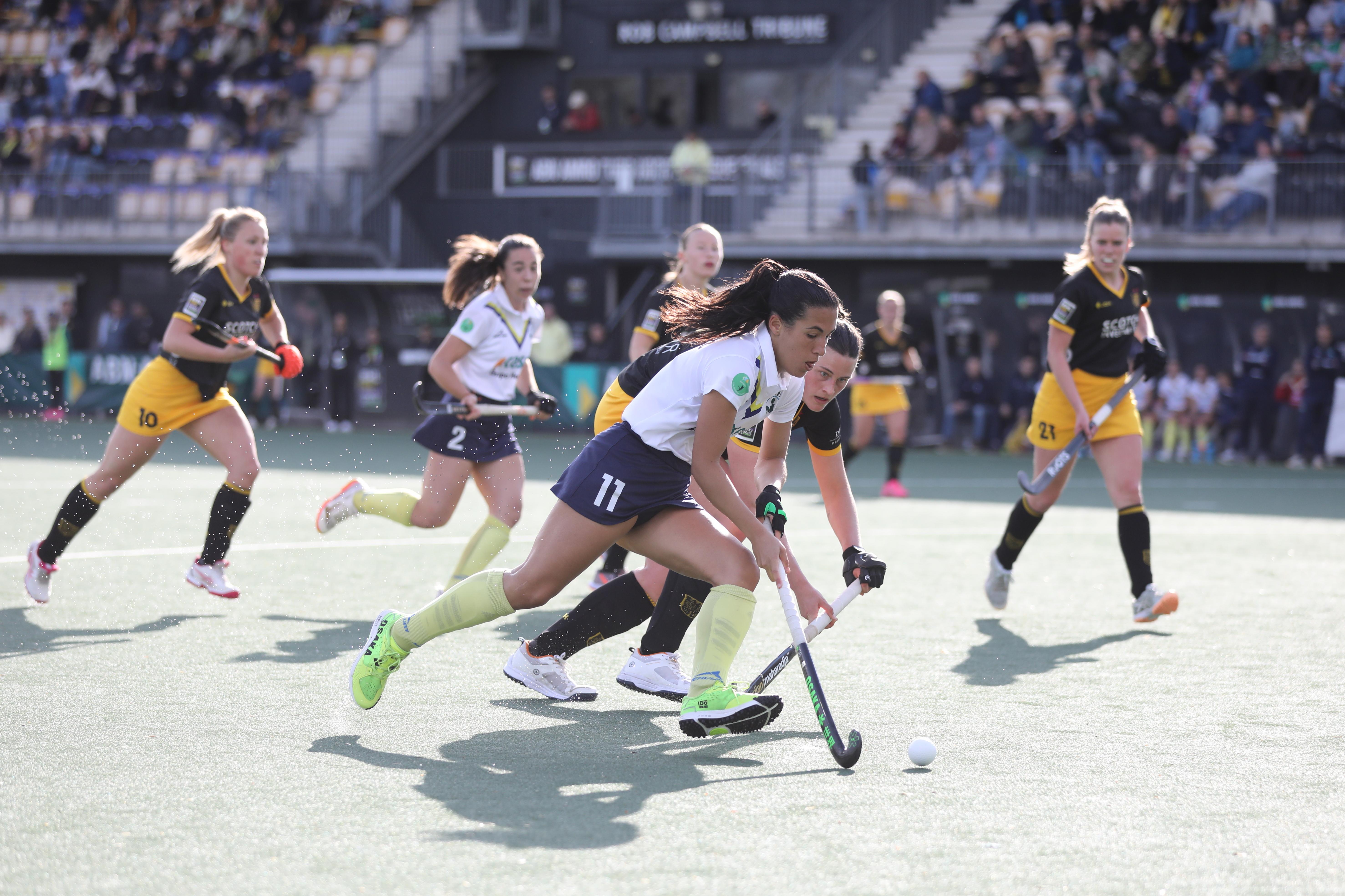 Blanca Pérez dirige un ataque en el partido contra el HC ‘s-Hertogenbosch.