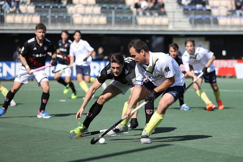 Álvaro Iglesias protege el balón ante un rival del Ámsterdam. Fotos: Stefan Deems