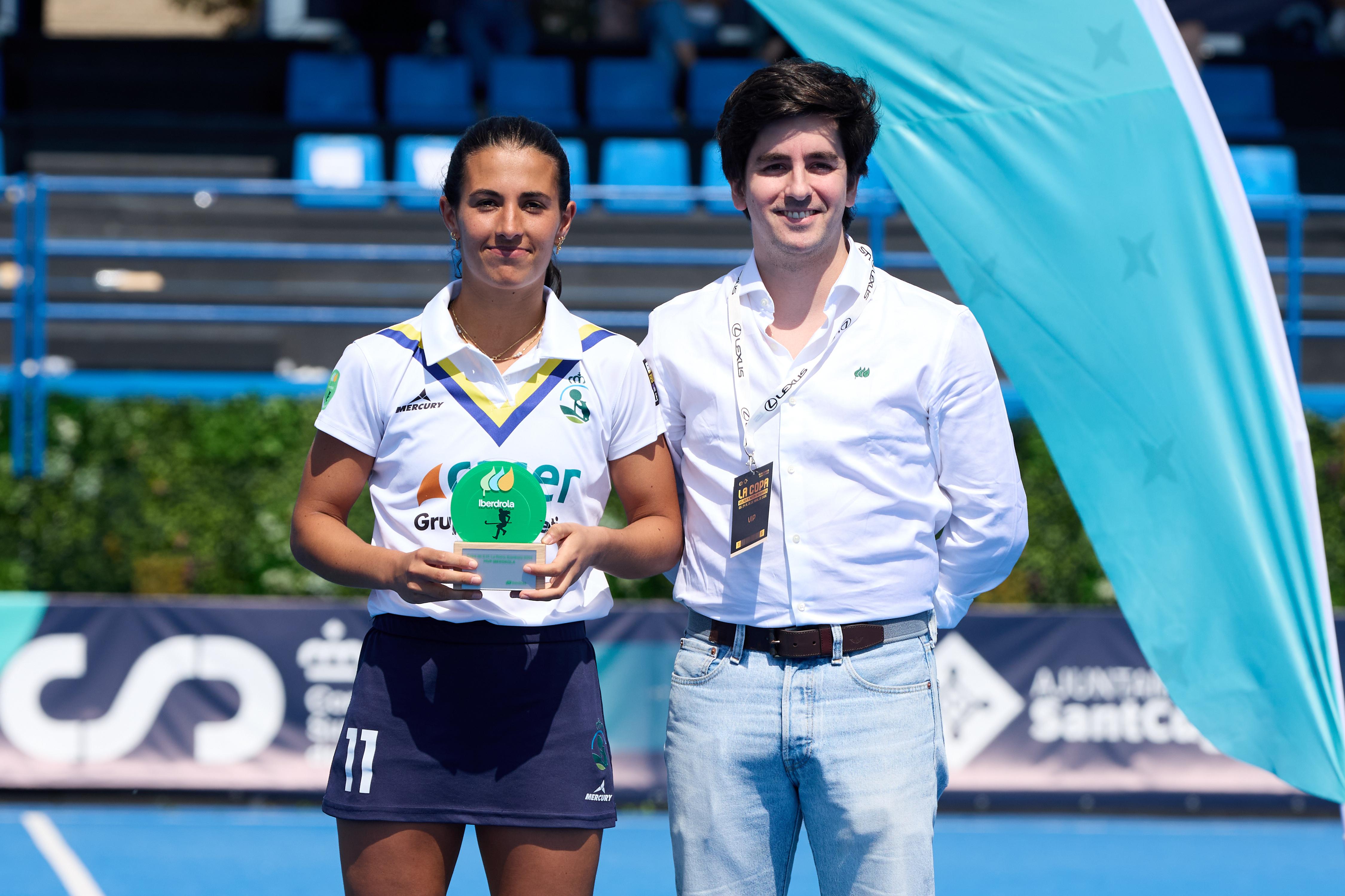 Blanca Pérez, con el galardón de Mejor Jugadora de la final.