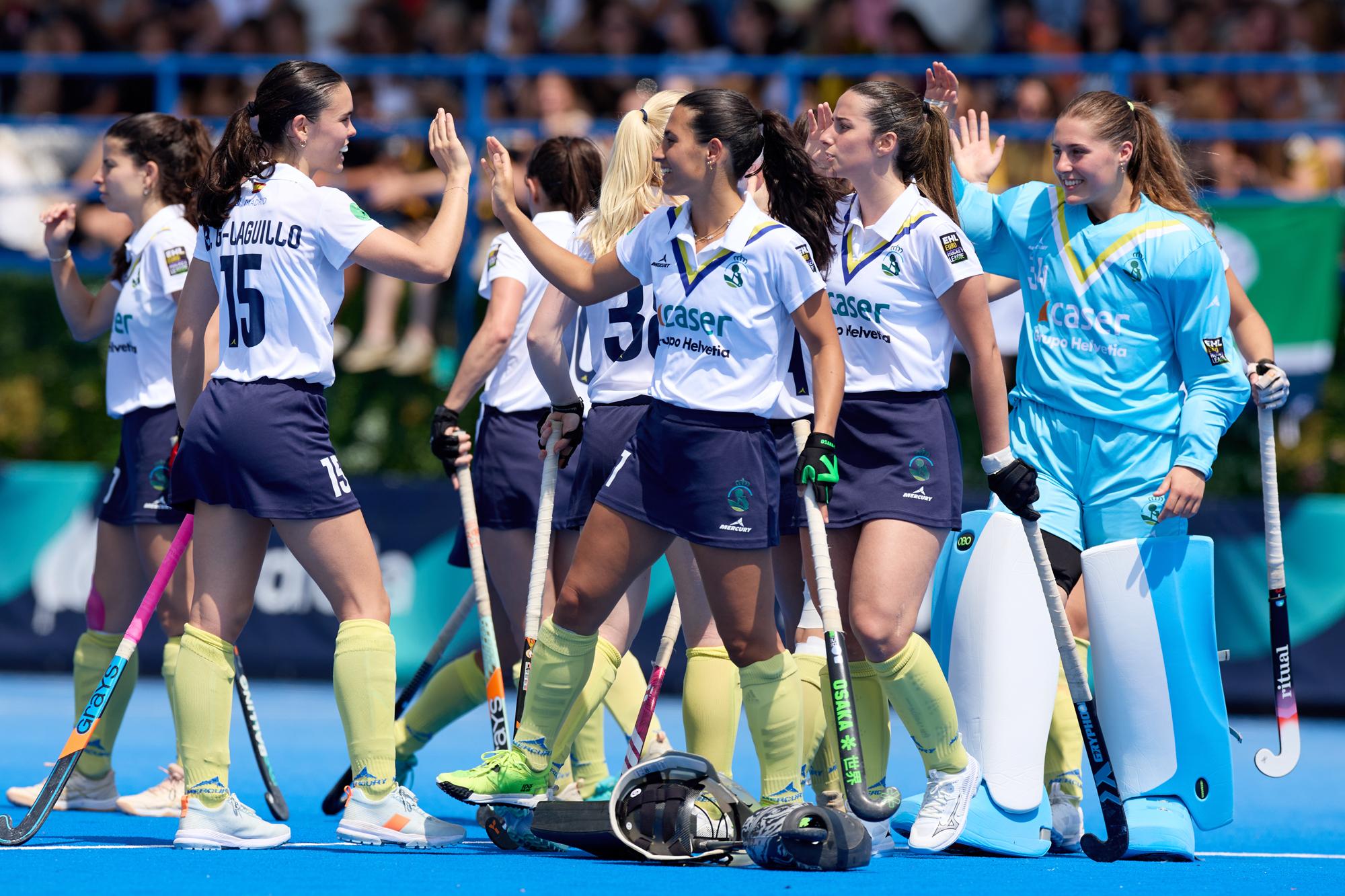 Las jugadores de hockey del Real Club de Campo Villa de Madrid se saludan antes del comienzo de un partido. Foto: RFEH