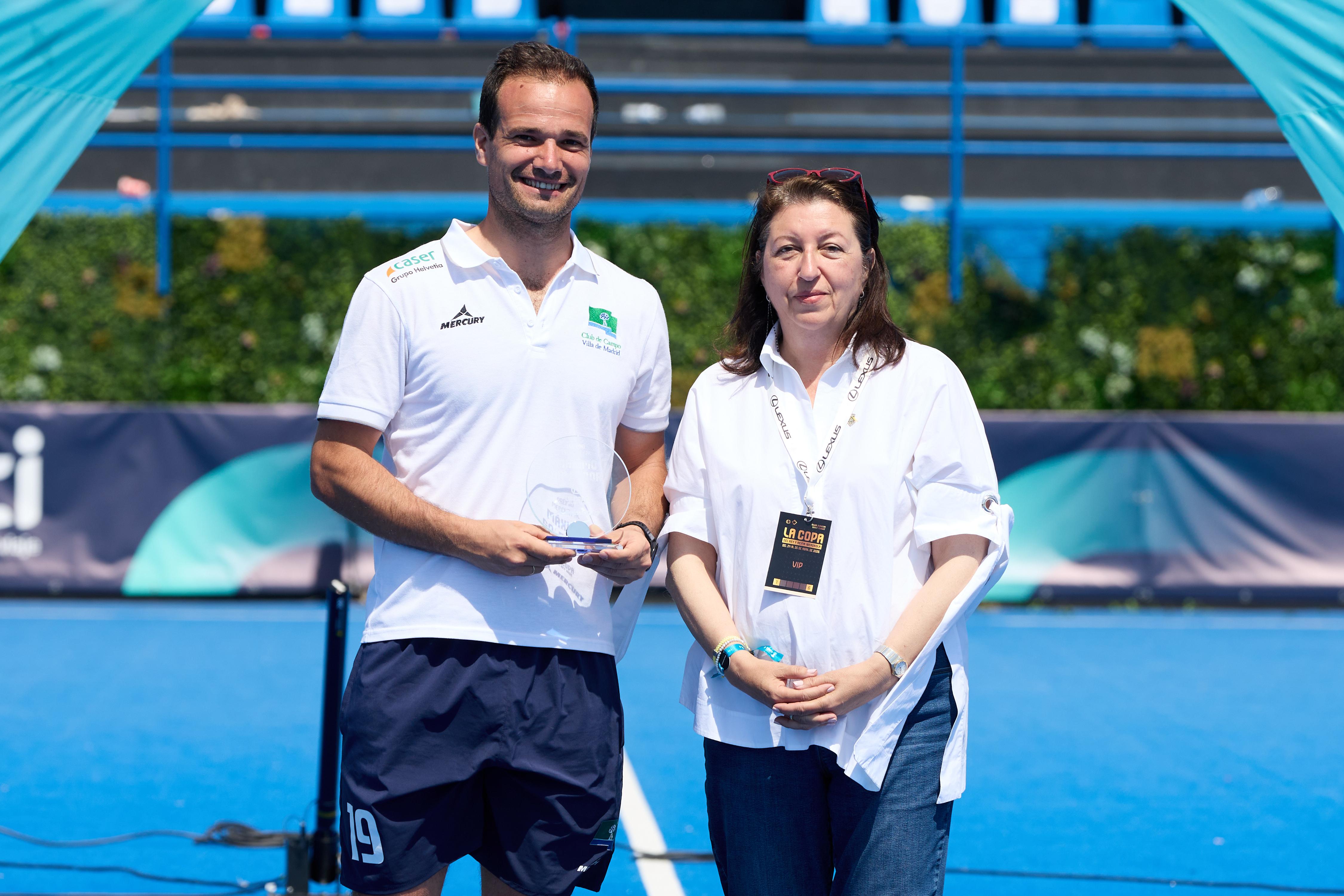 Álvaro Iglesias, con el trofeo de Máximo Goleador.