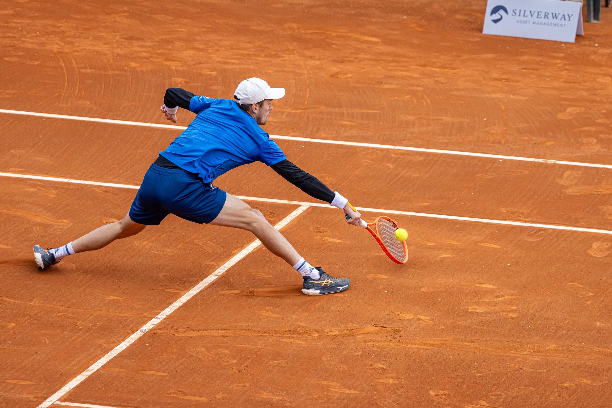 Piros se estira para llegar a una dejada.