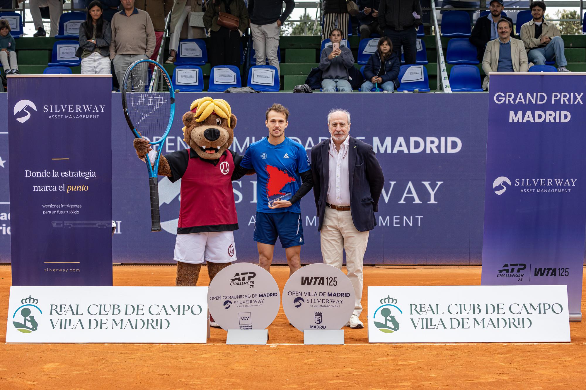 El gerente RCCVM, junto al campeón, Zsombor Piros.