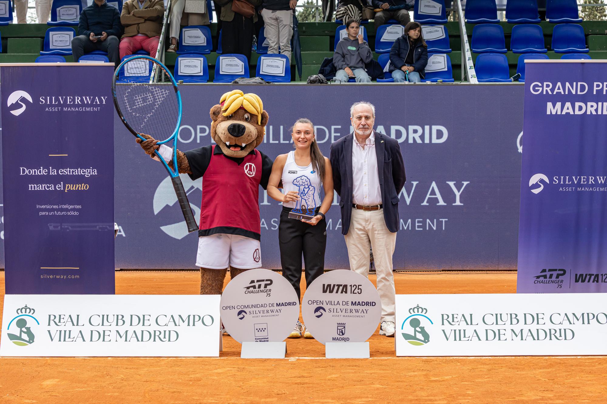 El gerente RCCVM, junto a la campeona, Lisa Pigato.