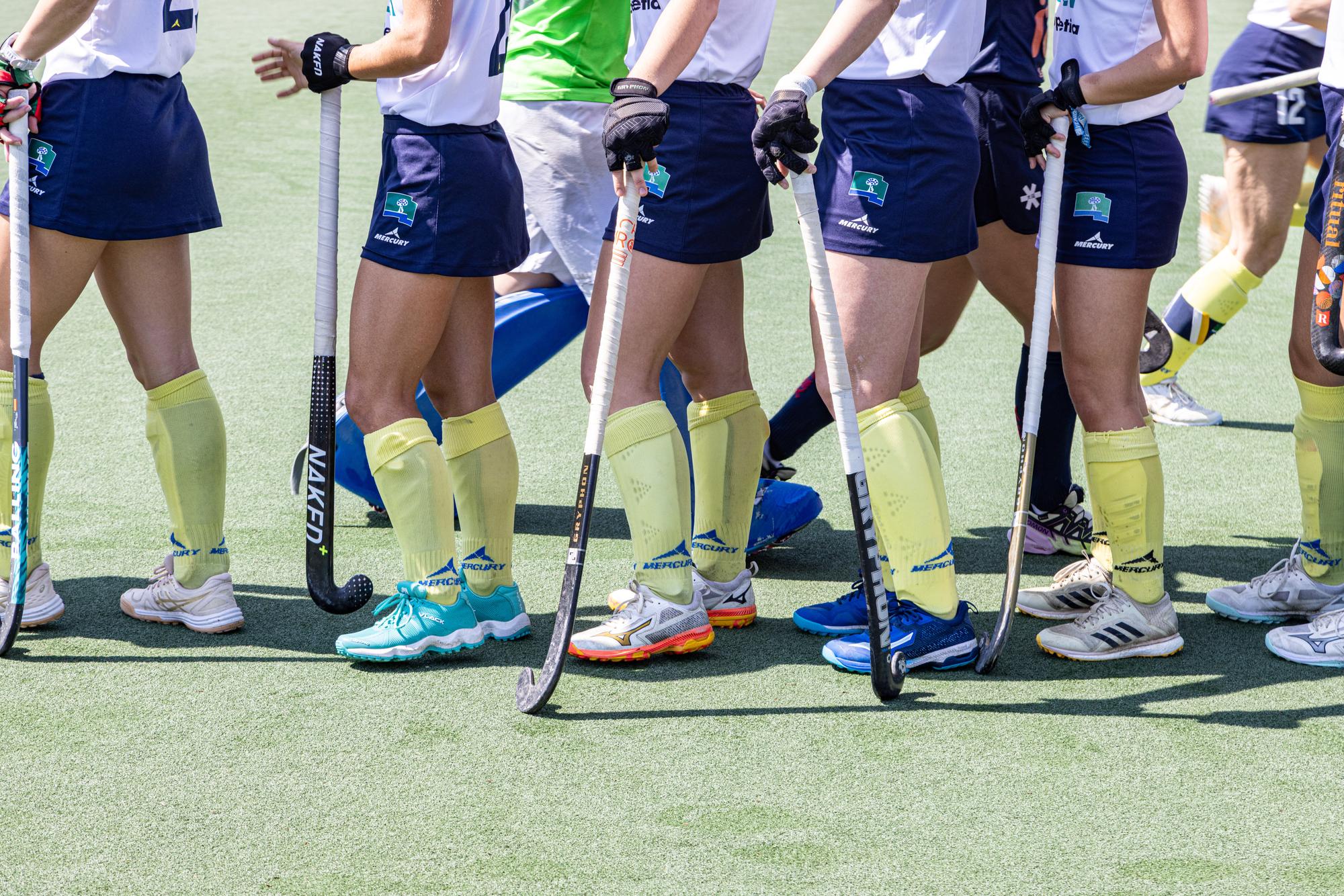 Detalle de las piernas, sticks y manos de jugadoras del RCCVM. Foto: Miguel Ángel Ros / RCCVM