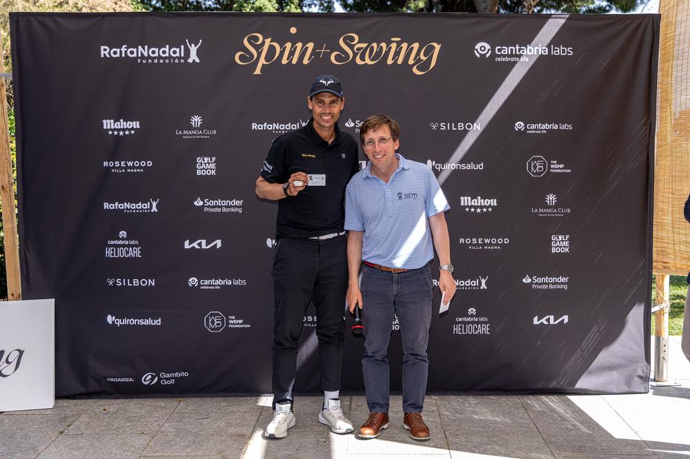 Rafa Nadal muestra el carné de abonado de honor RCCVM recibido de José Luis Martínez-Almeida. Foto: Miguel Ángel Ros / RCCVM
