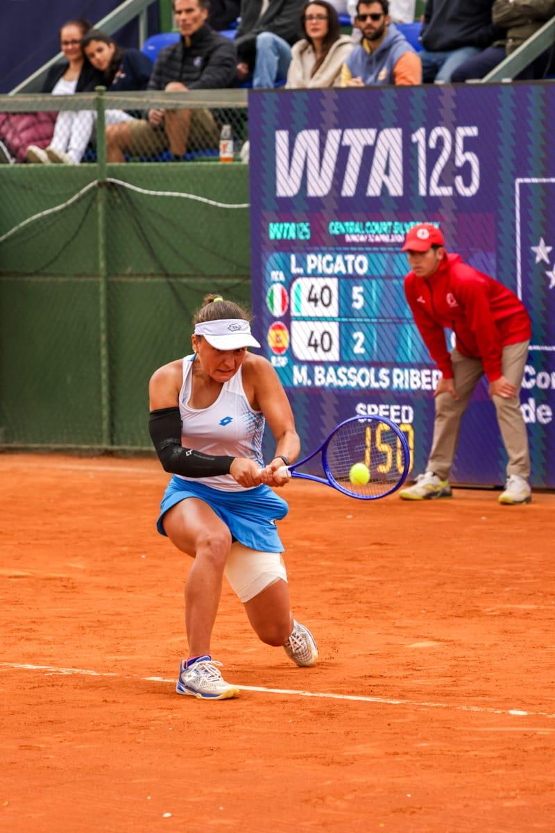 La italiana Pigato golpea de revés.