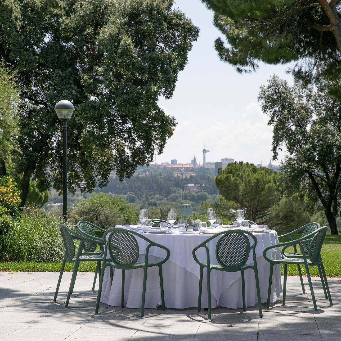 Mesa preparada en la Terraza del Social, con vistas al Faro de Moncloa.