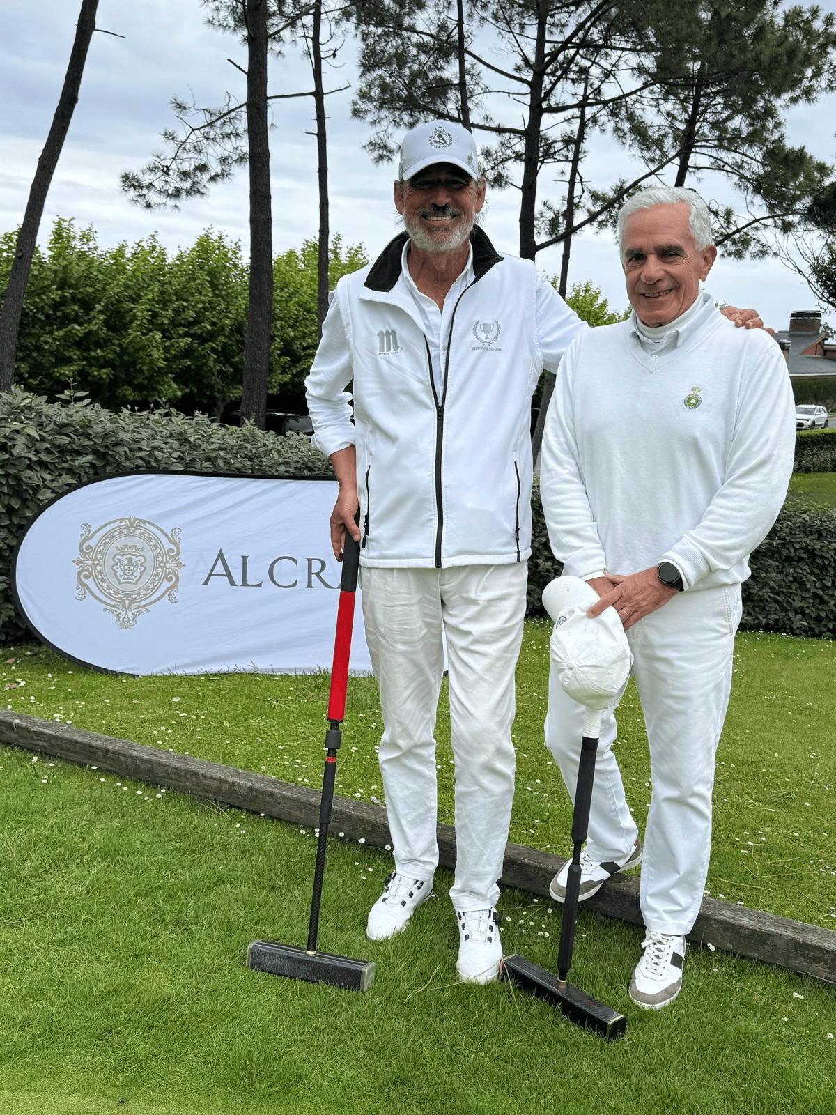 Los jugadores de croquet y abonados RCCVM Rafael Hernández-Alcalá (izda.) y Guillermo Navarro.
