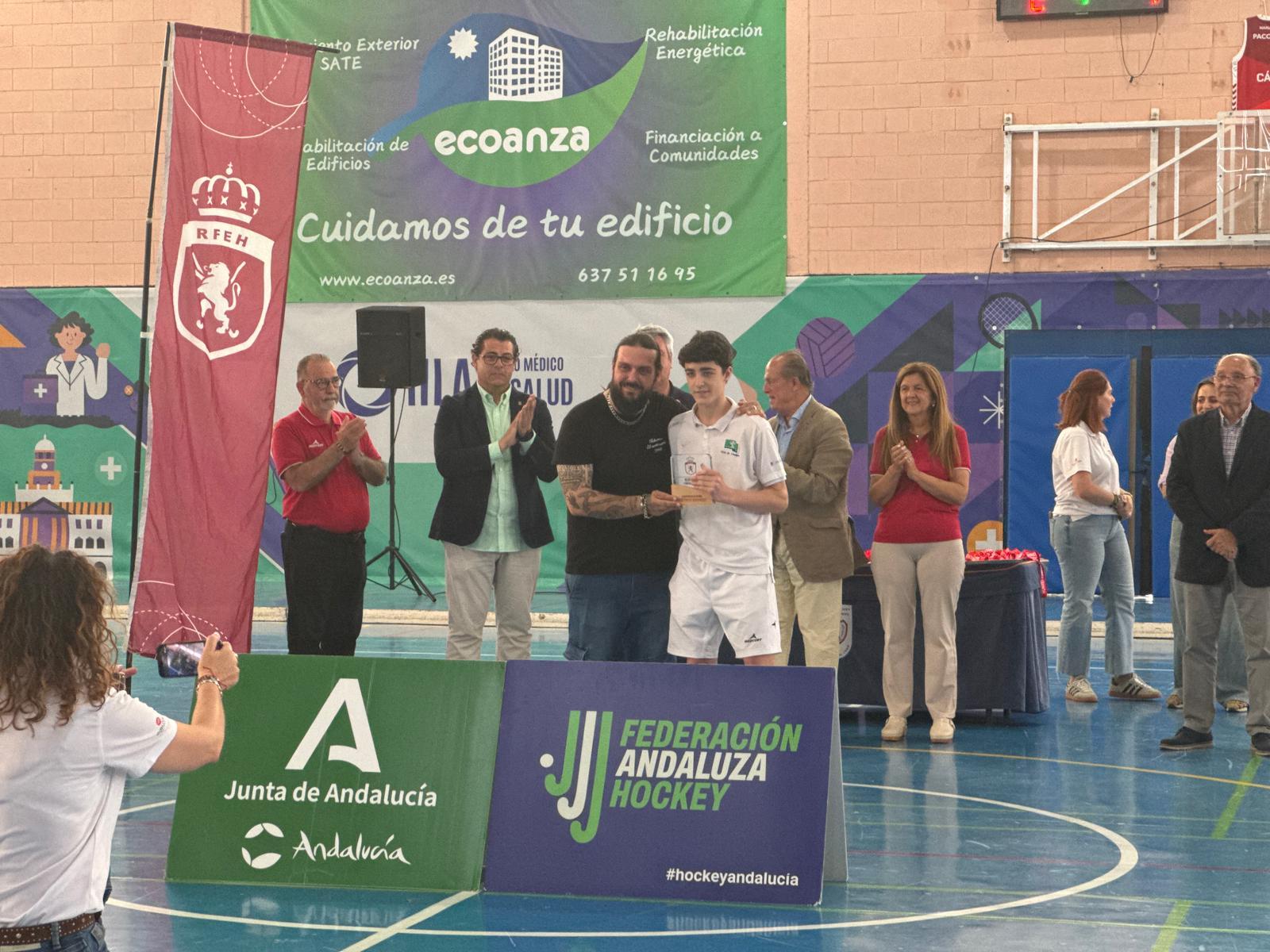 Alfonso Romero González-Escalada recoge el trofeo de MVP del Campeonato de España infantil de hockey sala.