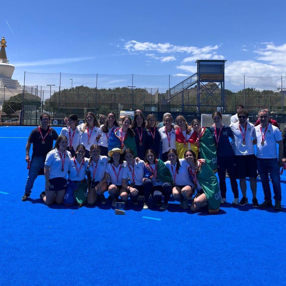 El equipo femenino cadete RCCVM posa con la medalla de bronce.