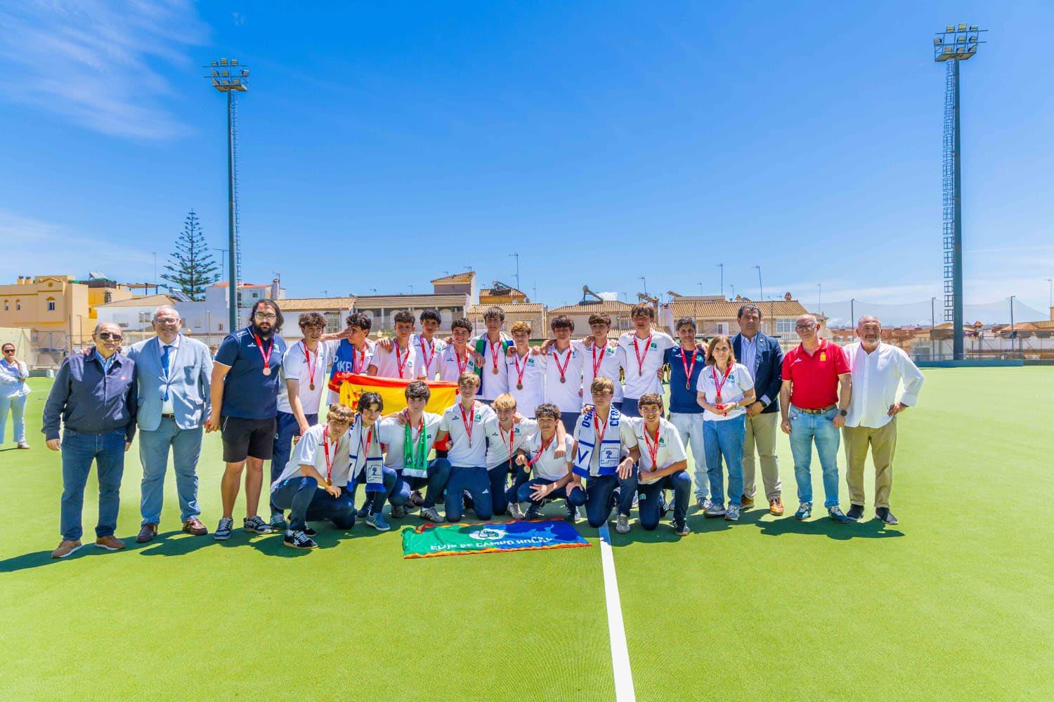 El equipo masculino cadete RCCVM posa con la medalla de bronce.