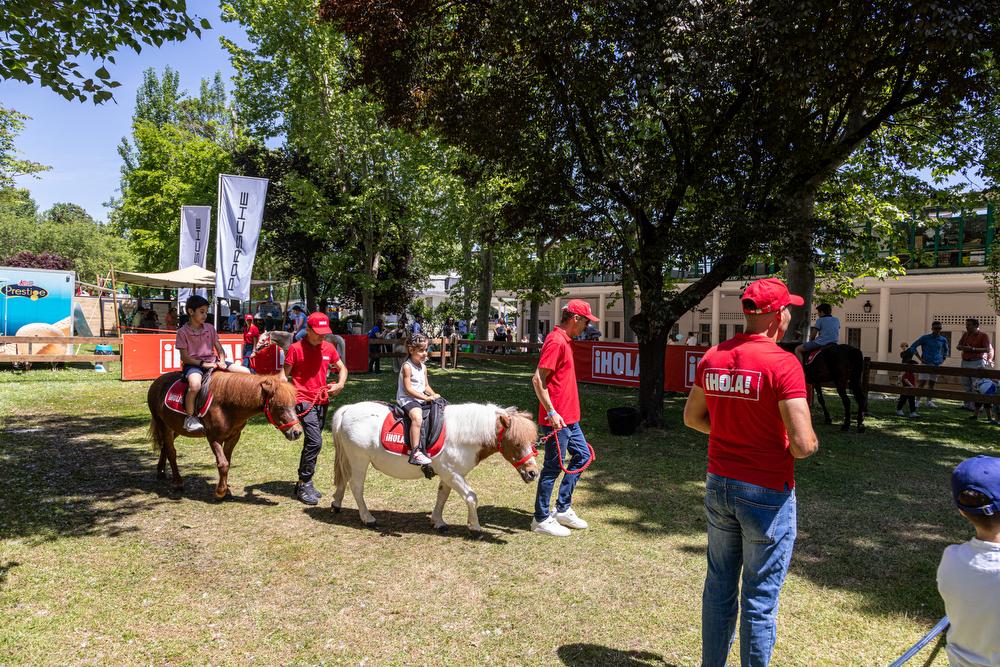 Unos niños se divierten en el Pony Park.