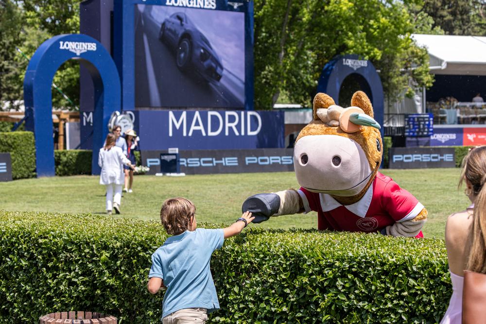 Un niño se saluda con una de las mascotas del CSI.