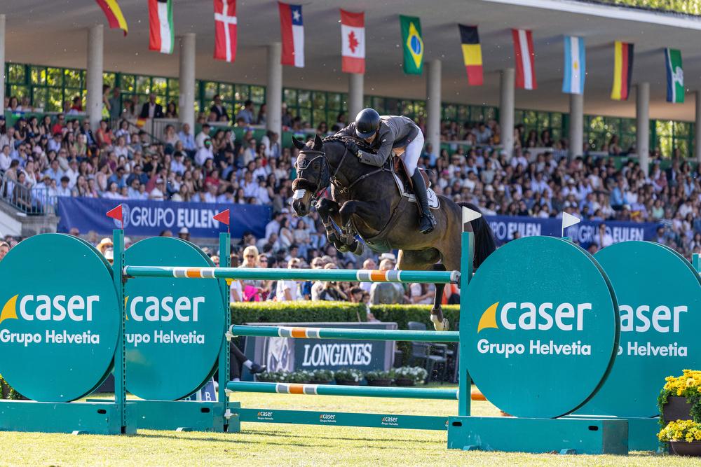 Un binomio supera el obstáculo de Caser durante la competición. Foto: Miguel Ángel Ros / RCCVM