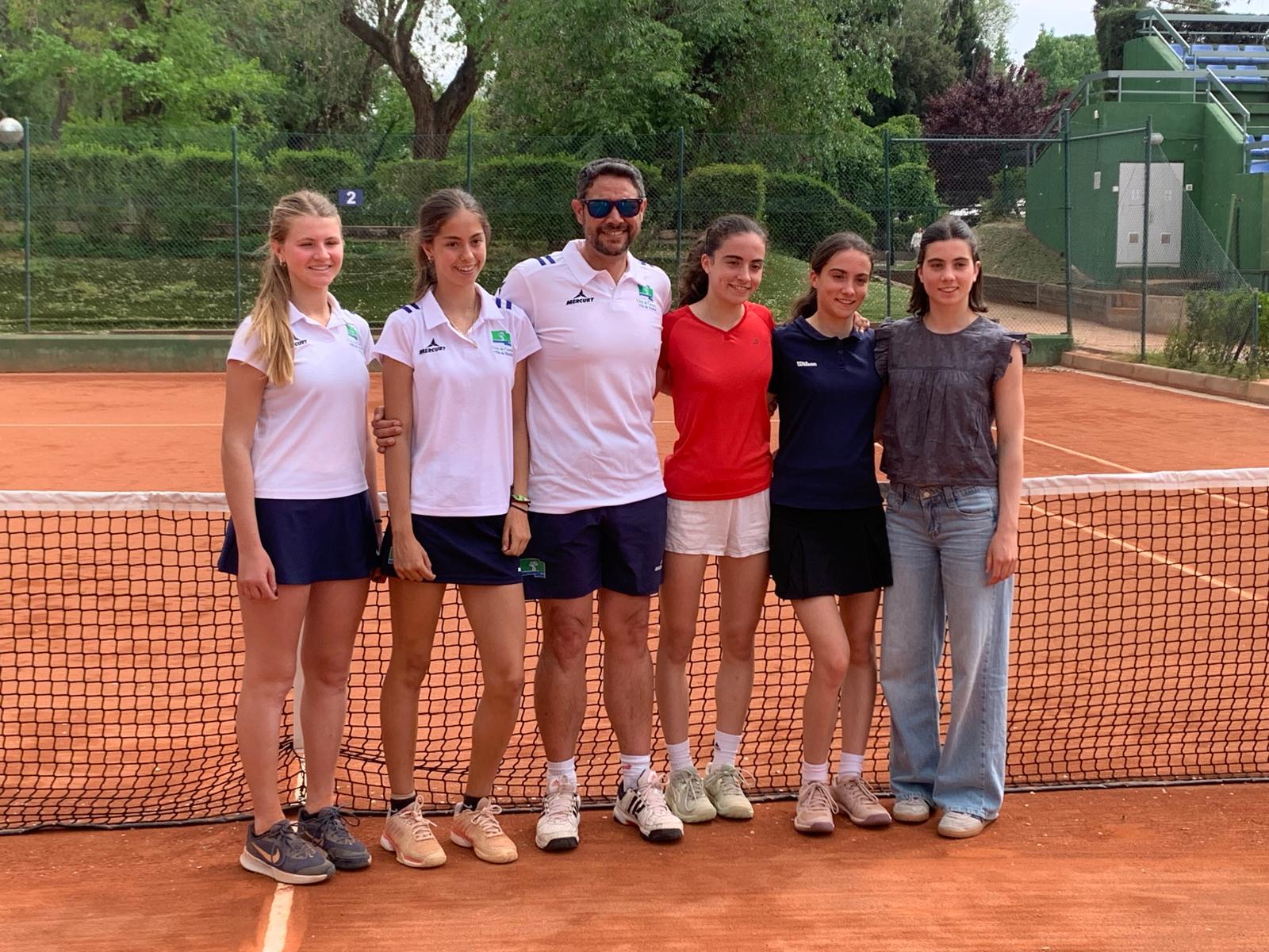 De izda. a dcha: Marta Martínez Fresno, Valeria San Segundo, Carlos Tolsada (capitán), Blanca Martínez Rico, Ainara Martínez Rico y Amaia Martínez Rico.