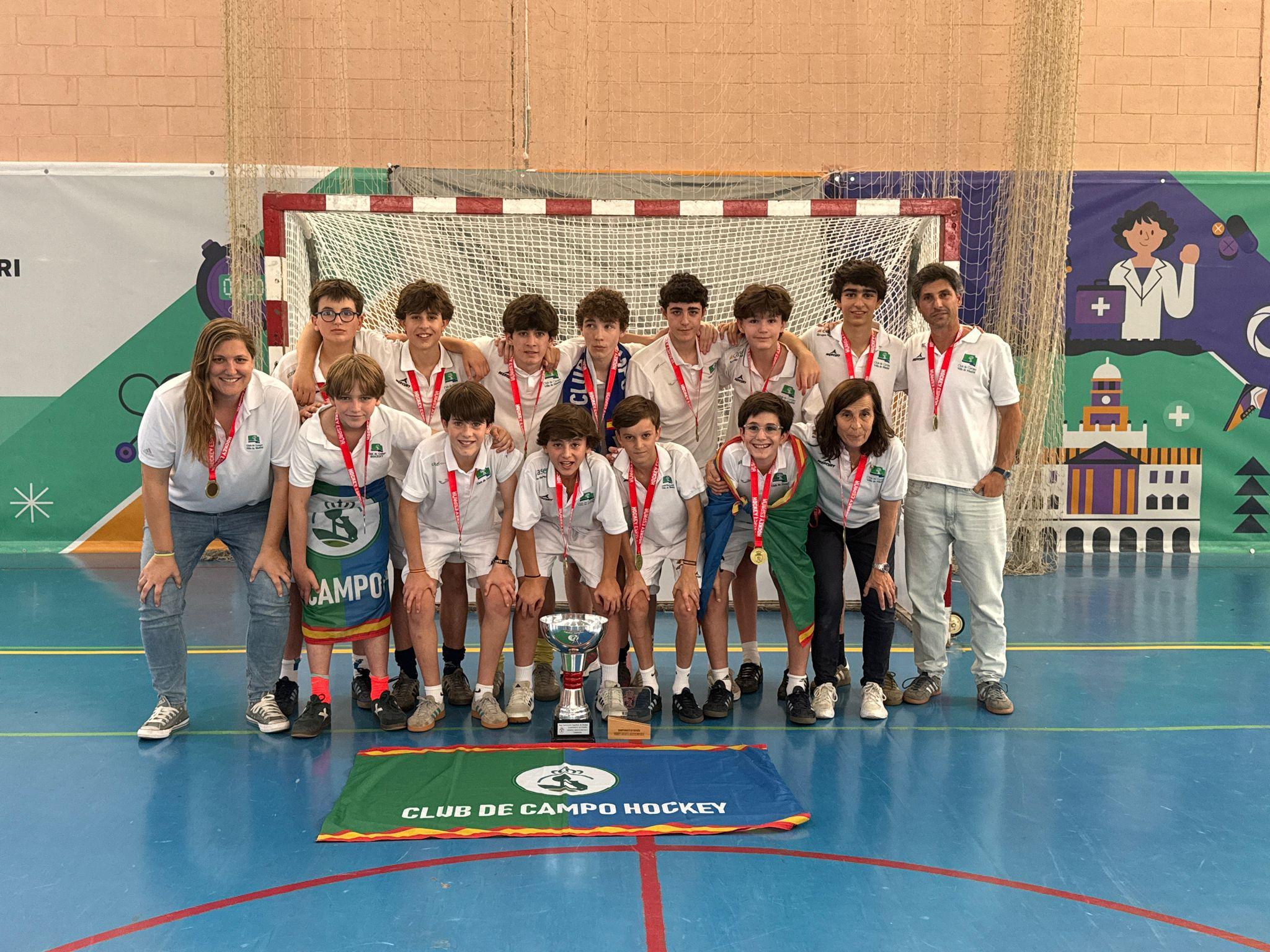 El equipo infantil y el staff técnico posan con sus medallas de campeones de España de hockey sala.