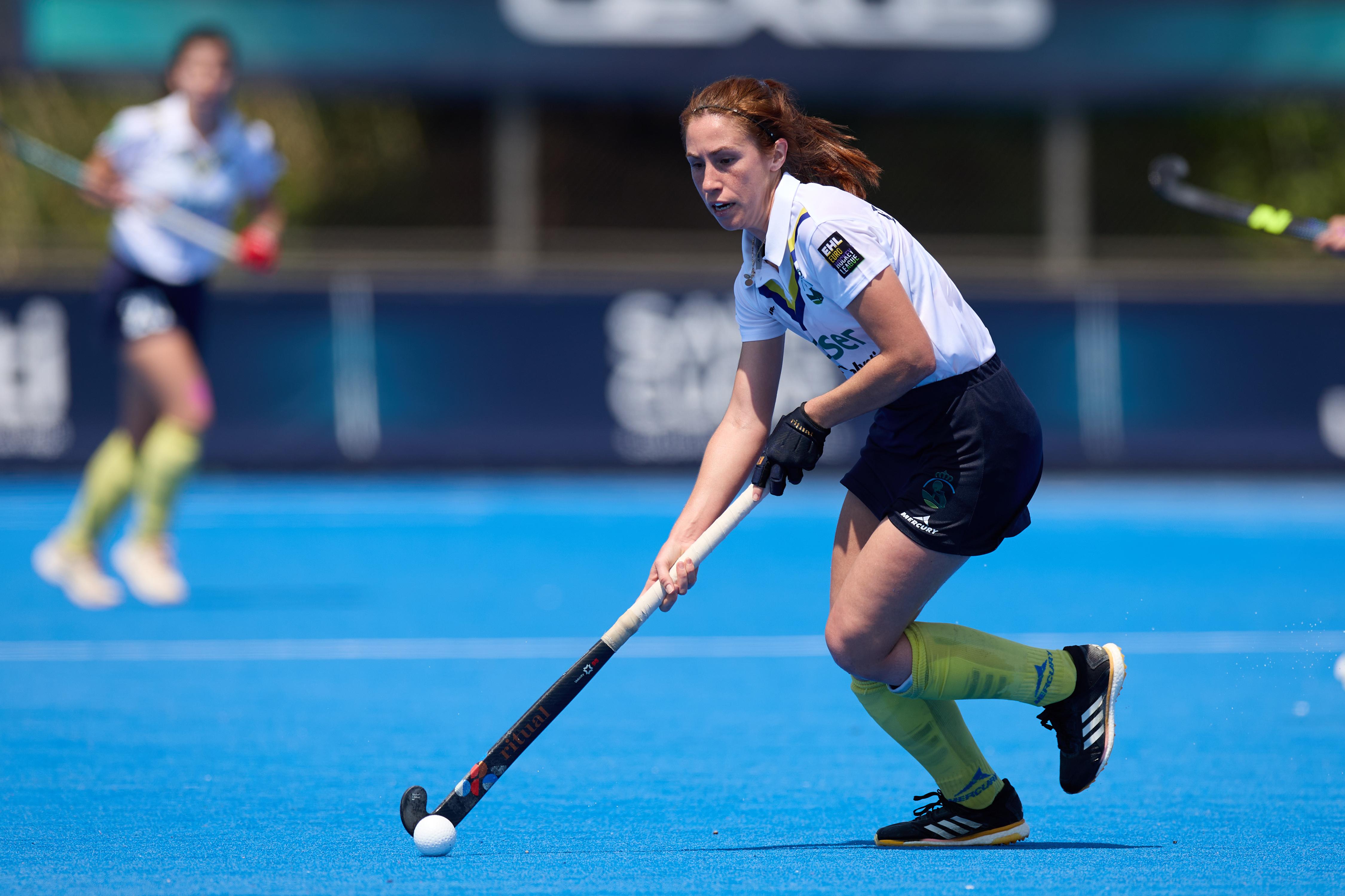 La jugadora RCCVM Begoña García controla una bola durante un partido. Fotos: Rfeh