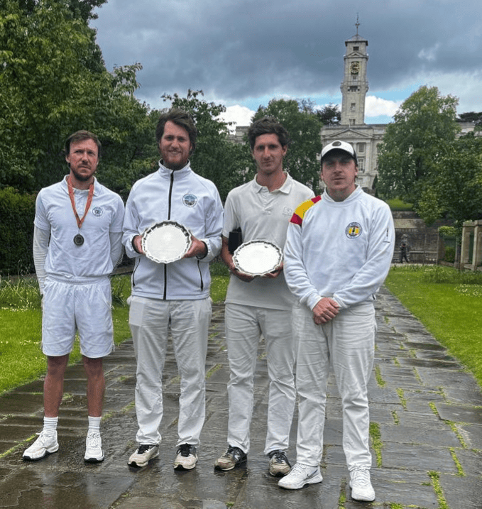 Nicolas Denizot (2º izda.) e Íñigo Castañón (2º dcha.) sostienen sus trofeos del Campeonato de Europa de croquet.