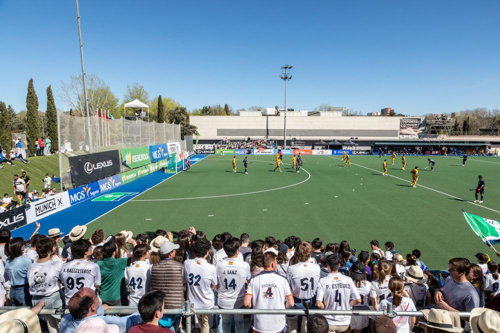La afición del Club llena la grada del campo de hockey 1 durante un partido. Foto: Miguel Ángel Ros / RCCVM