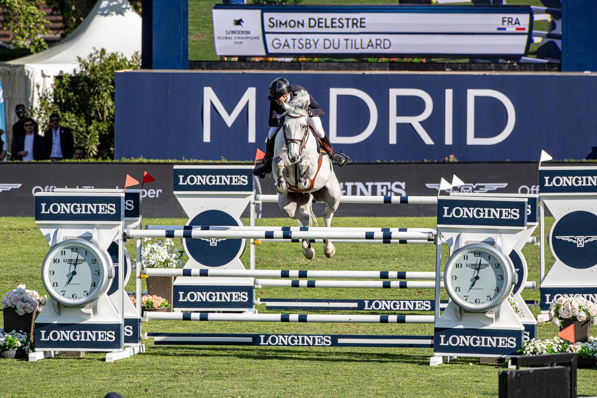Simone Delestre, campeón del Gran Premio Madrid, supera un obstáculo.