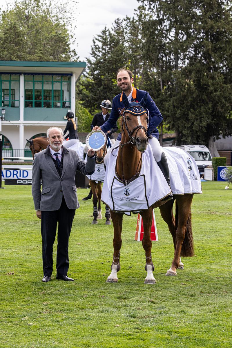 Luis Fernández Rey recibe el premio de su primer puesto en el Trofeo RCCVM (1,25m) de manos del gerente RCCVM, Juan Carlos Vera Pró.