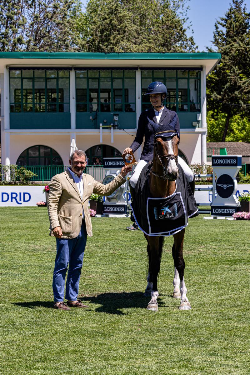 Carmen García-Torres Solano recibe el premio por su segundo puesto en el Trofeo CaixaBank.