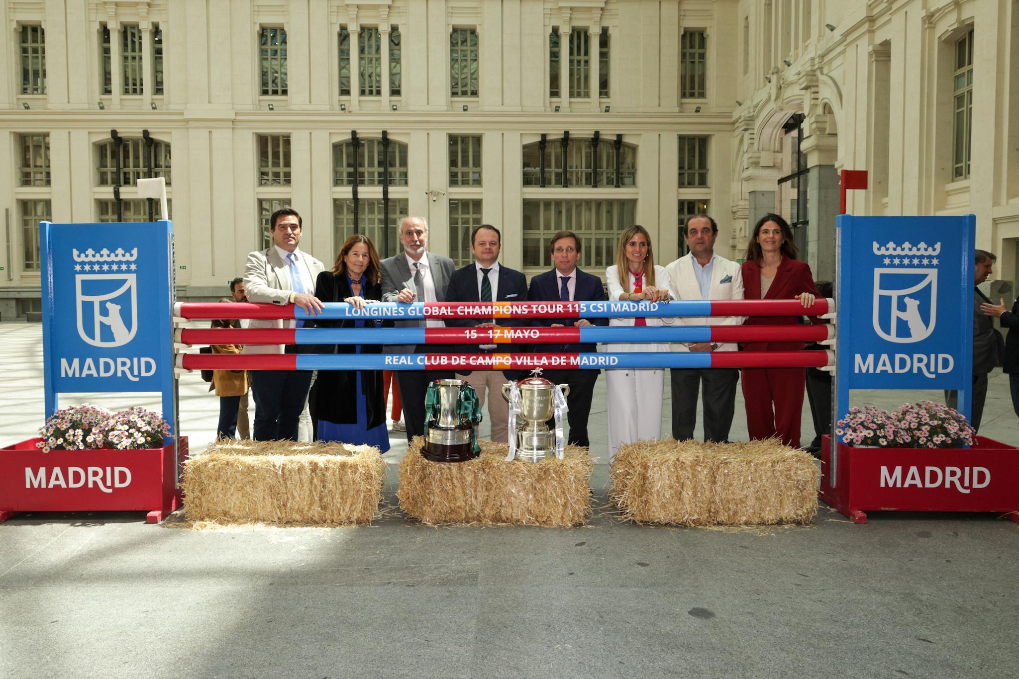 El equipo directivo RCCVM posa detrás de un obstáculo de saltos de hípica, junto al presidente RCCVM y alcalde de Madrid, José Luis Martínez Almeida. Fotos: Miguel Ángel Ros / RCCVM