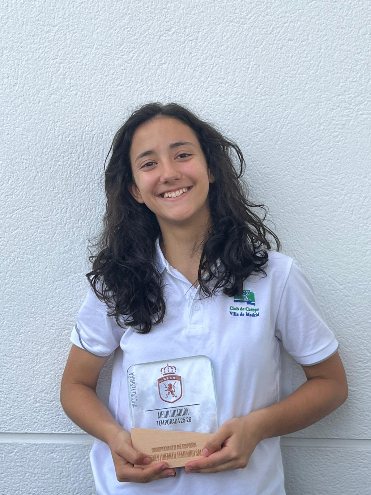 Sofía Alcaraz Moreno sonríe con el trofeo de MVP del Campeonato de España infantil de hockey sala en las manos.