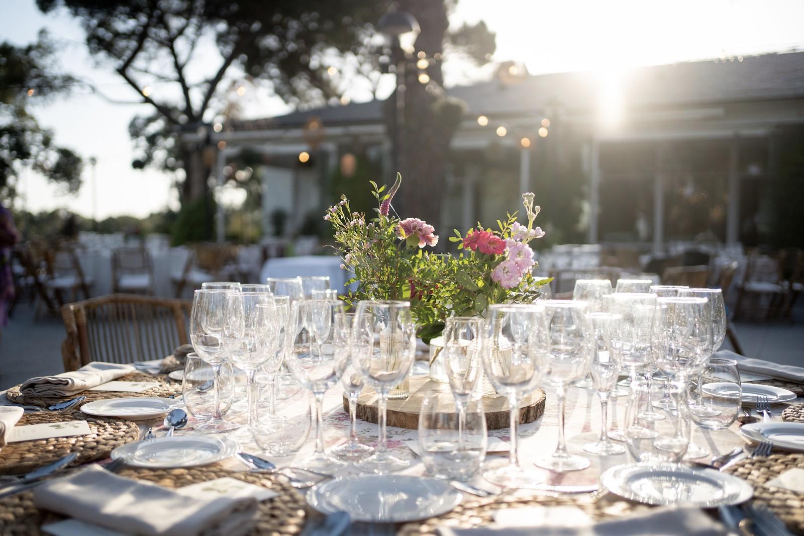 Mesa preparada en la terraza del Restaurante del Social del Real Club de Campo Villa de Madrid.