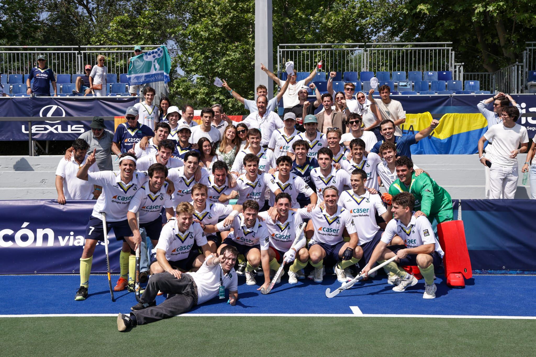 El equipo masculino RCCVM, con la afición del Club.