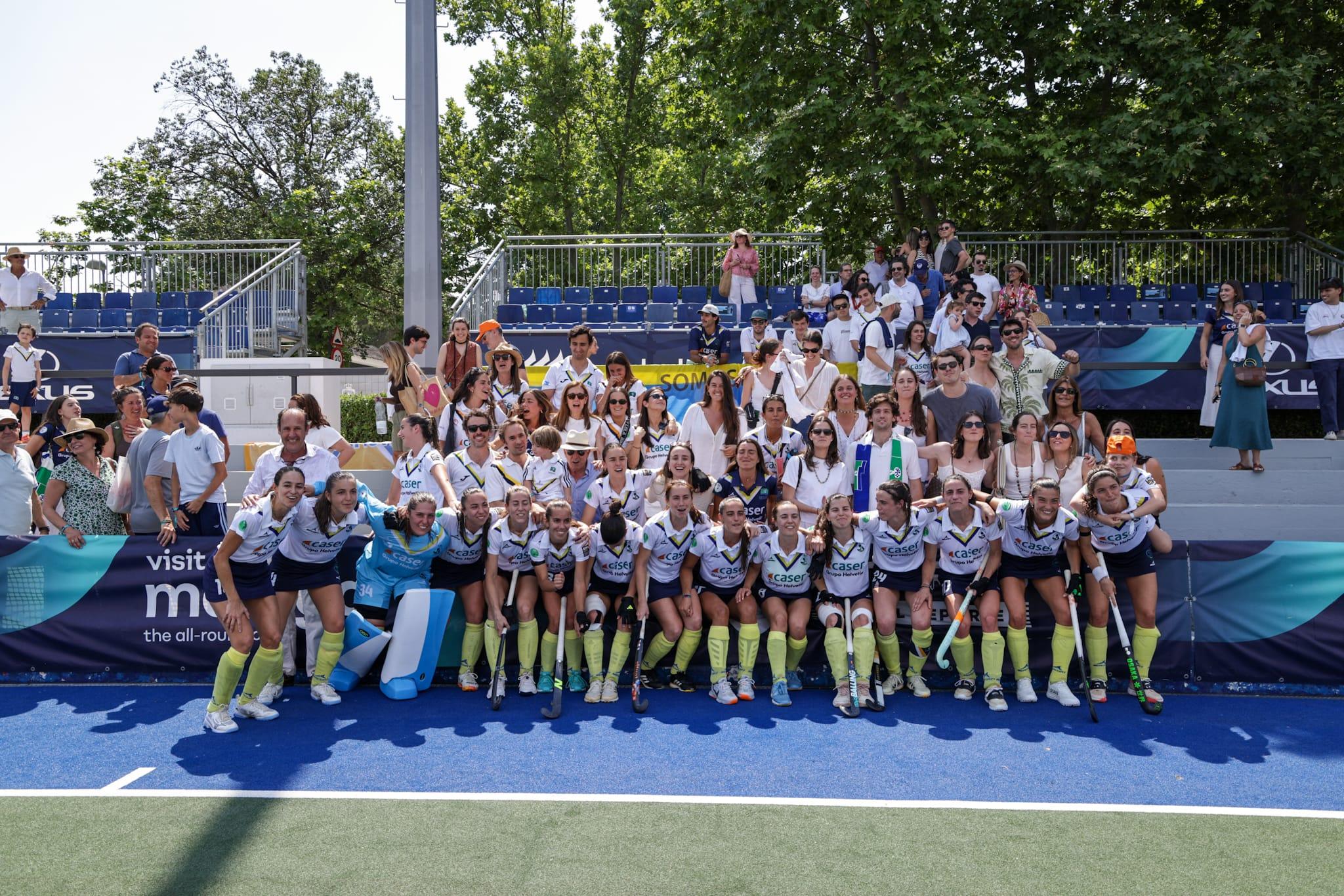 Celebración del conjunto femenino RCCVM con los aficionados de la V.