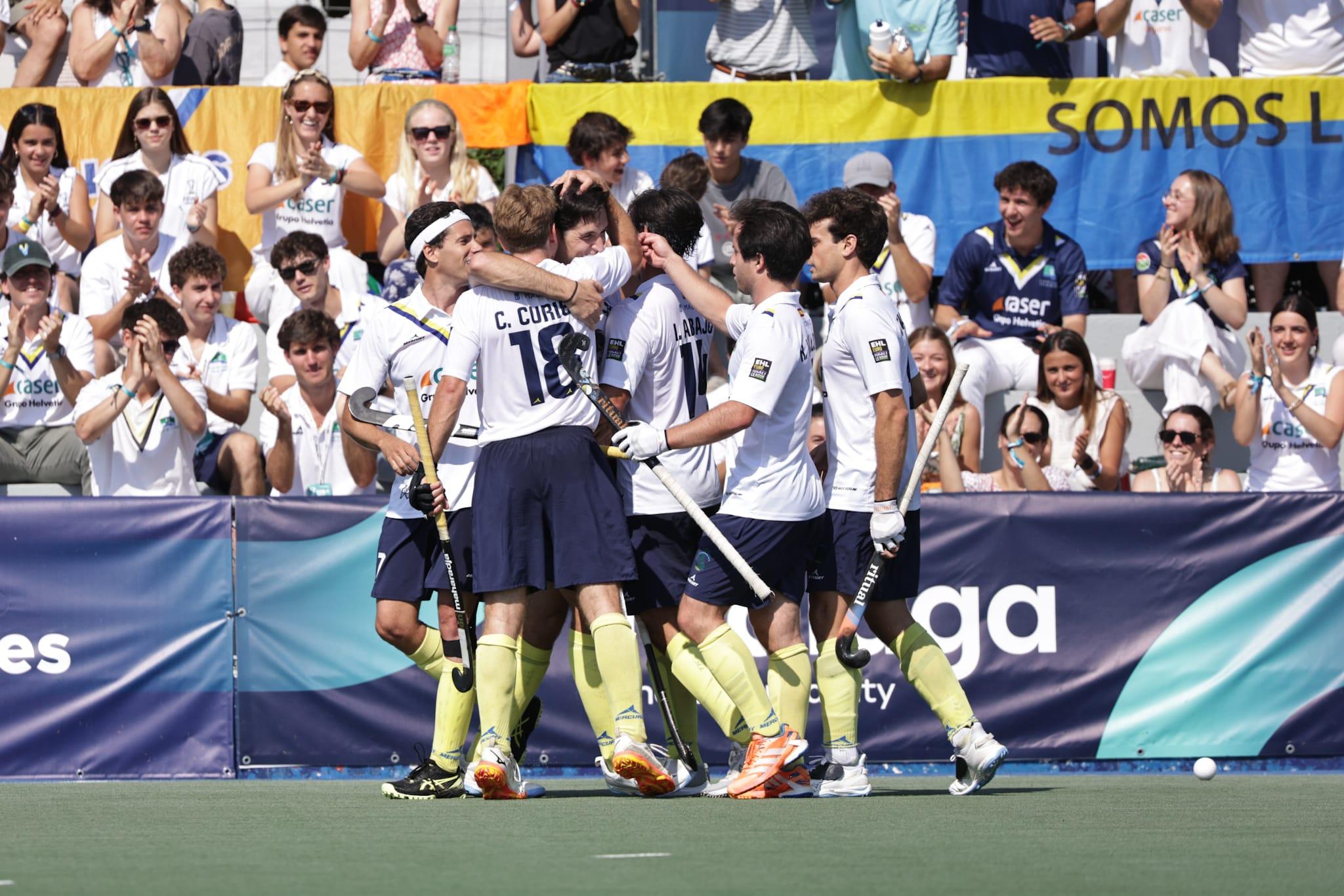 Los jugadores RCCVM celebran uno de los goles contra el Atlètic Terrassa. Fotos: Miguel Ángel Ros / RCCVM