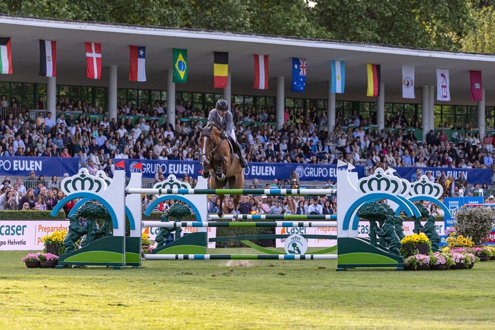 Un binomio supera el obstáculo RCCVM, con la grada de la Pista Verde llena, al fondo. Foto: Miguel Ángel Ros / RCCVM