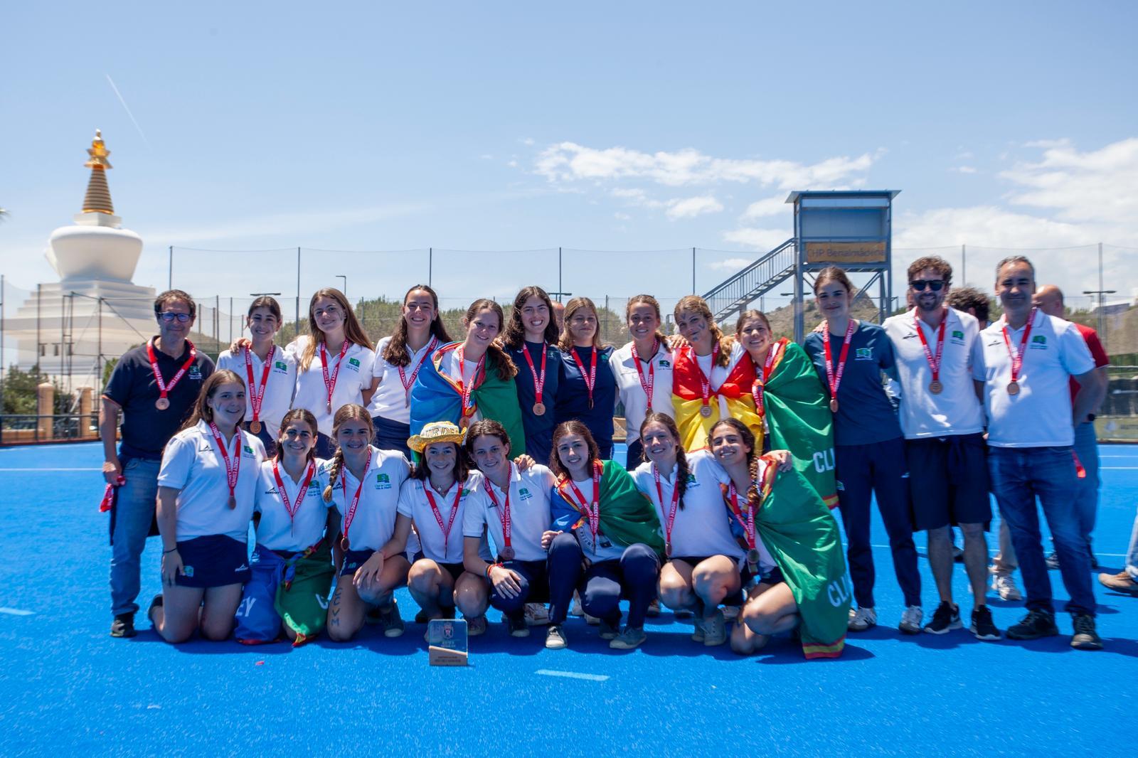 El equipo femenino cadete RCCVM posa con la medalla de bronce.