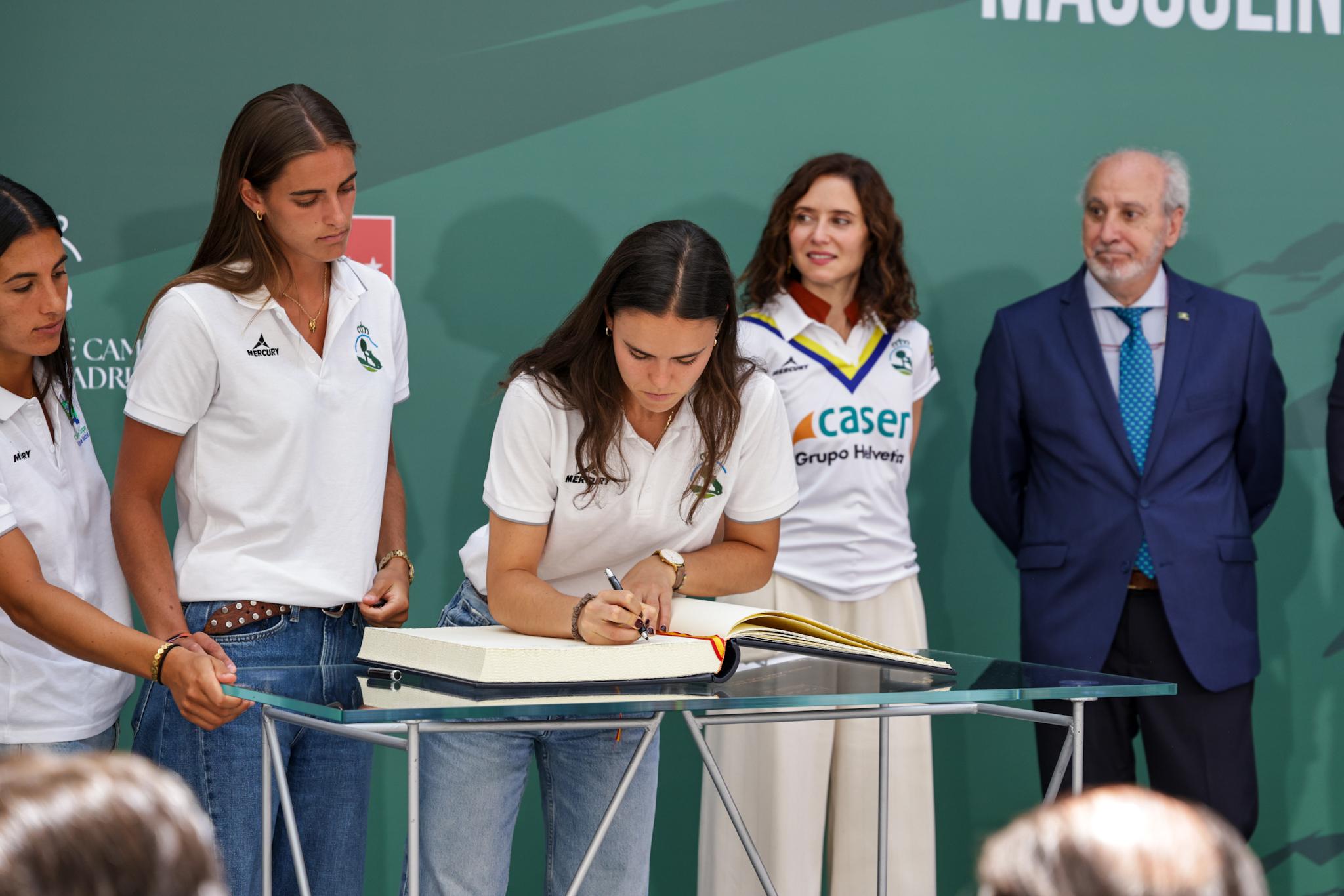 Firmando en el Libro de Honor de la Comunidad de Madrid.