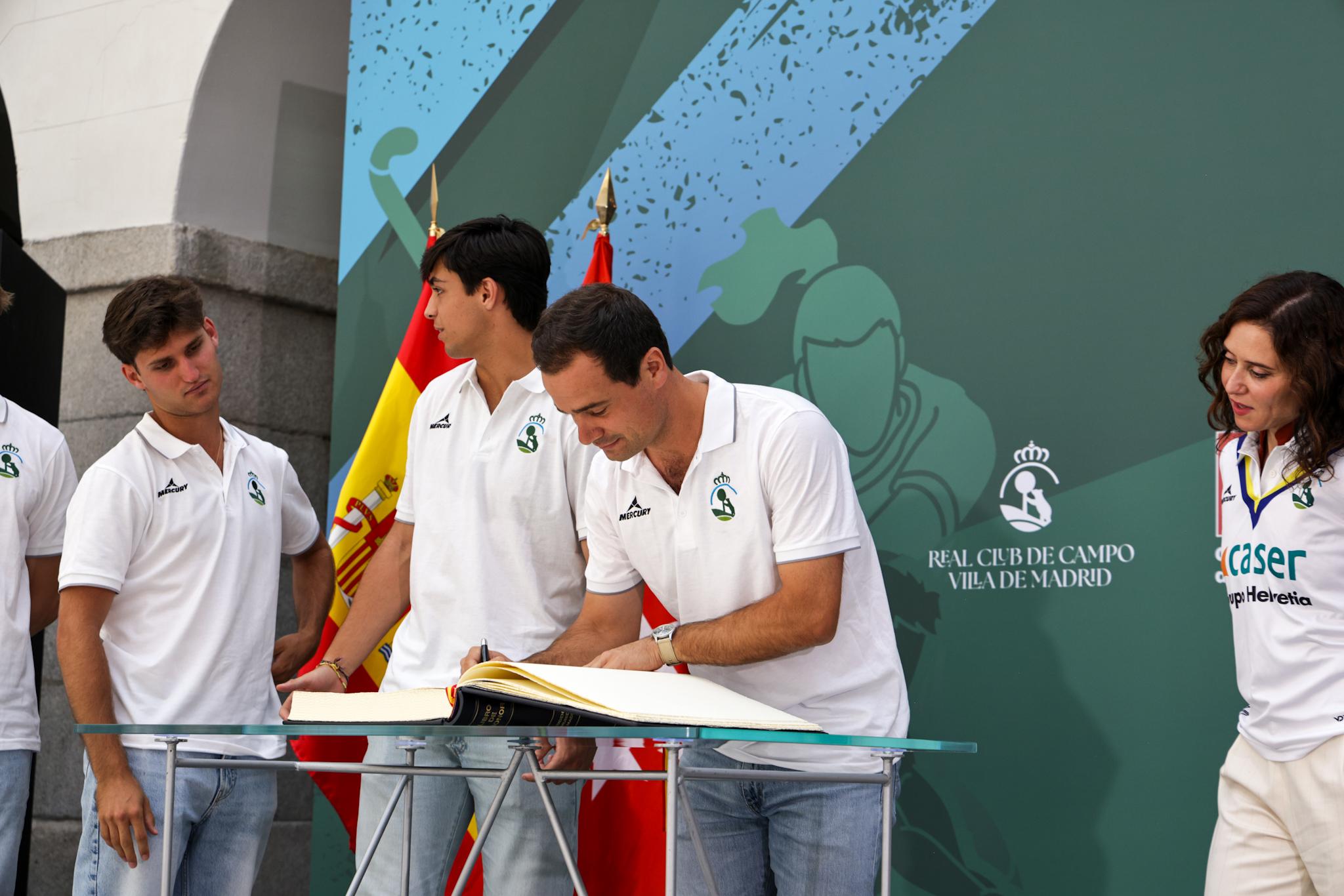 El capitán, Álvaro Iglesias, firma en el Libro de Honor.
