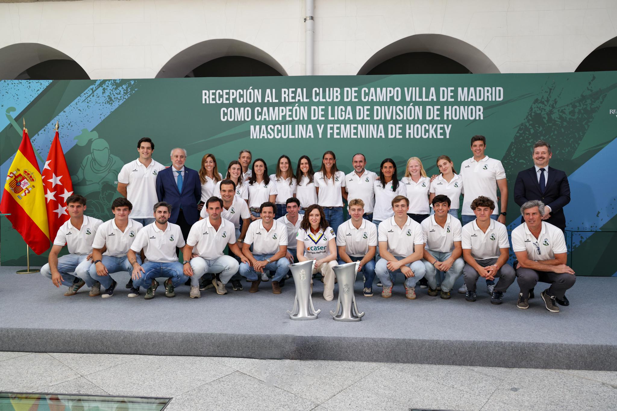 Foto de familia de Isabel Díaz Ayuso con los equipos de hockey RCCVM, staff técnicos, gerencia y dirección RCCVM. Fotos: Miguel Ángel Ros / RCCVM