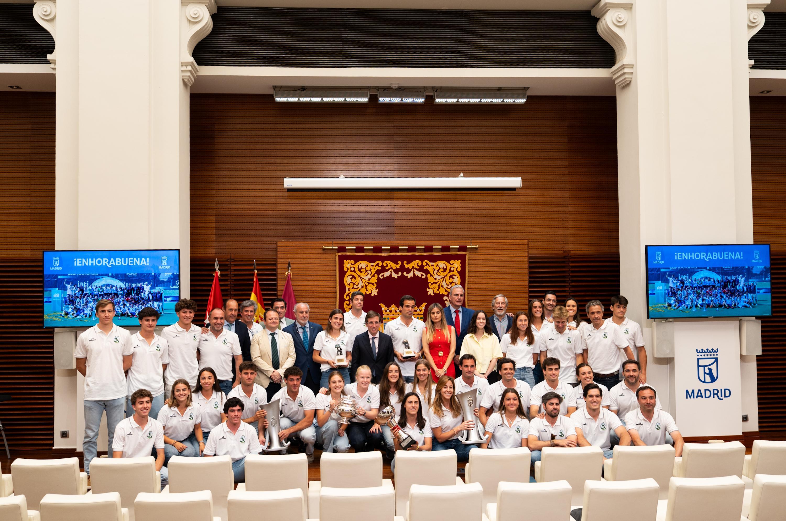 Posado de los equipos de hockey RCCVM junto al presidente RCCVM y alcalde de Madrid, José Luis Martínez-Almeida, gerencia y dirección del Club. Foto: David Agüero / RCCVM