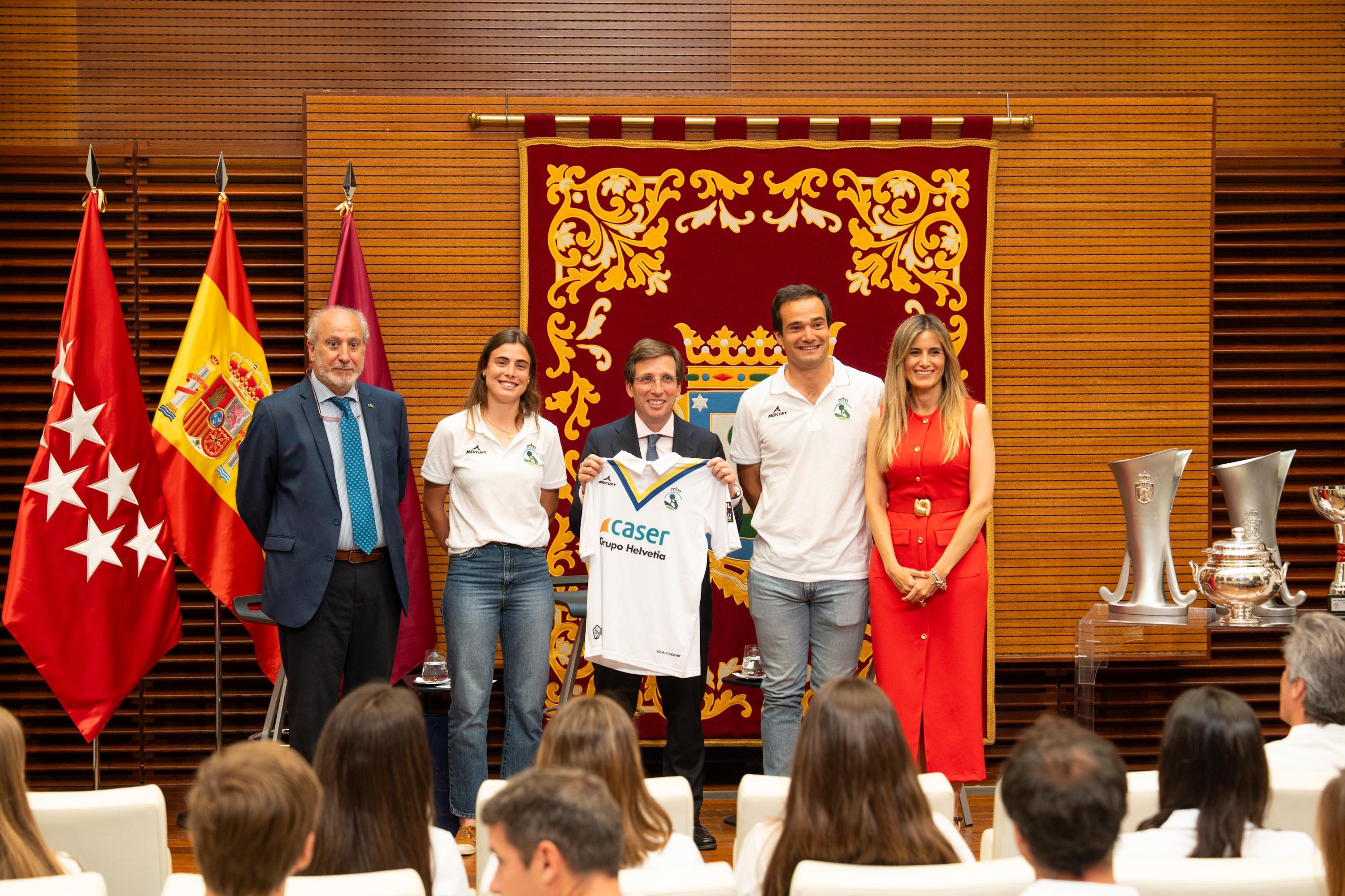De izda. a dcha: Juan Carlos Vera (gerente RCCVM), Alejandra Torres-Quevedo (capitana equipo femenino), José Luis Martínez-Almeida (presidente RCCVM y alcalde de Madrid), Álvaro Iglesias (capitán equipo masculino) y Sonia Cea (titular área delegada Deporte Ayto, Madrid).