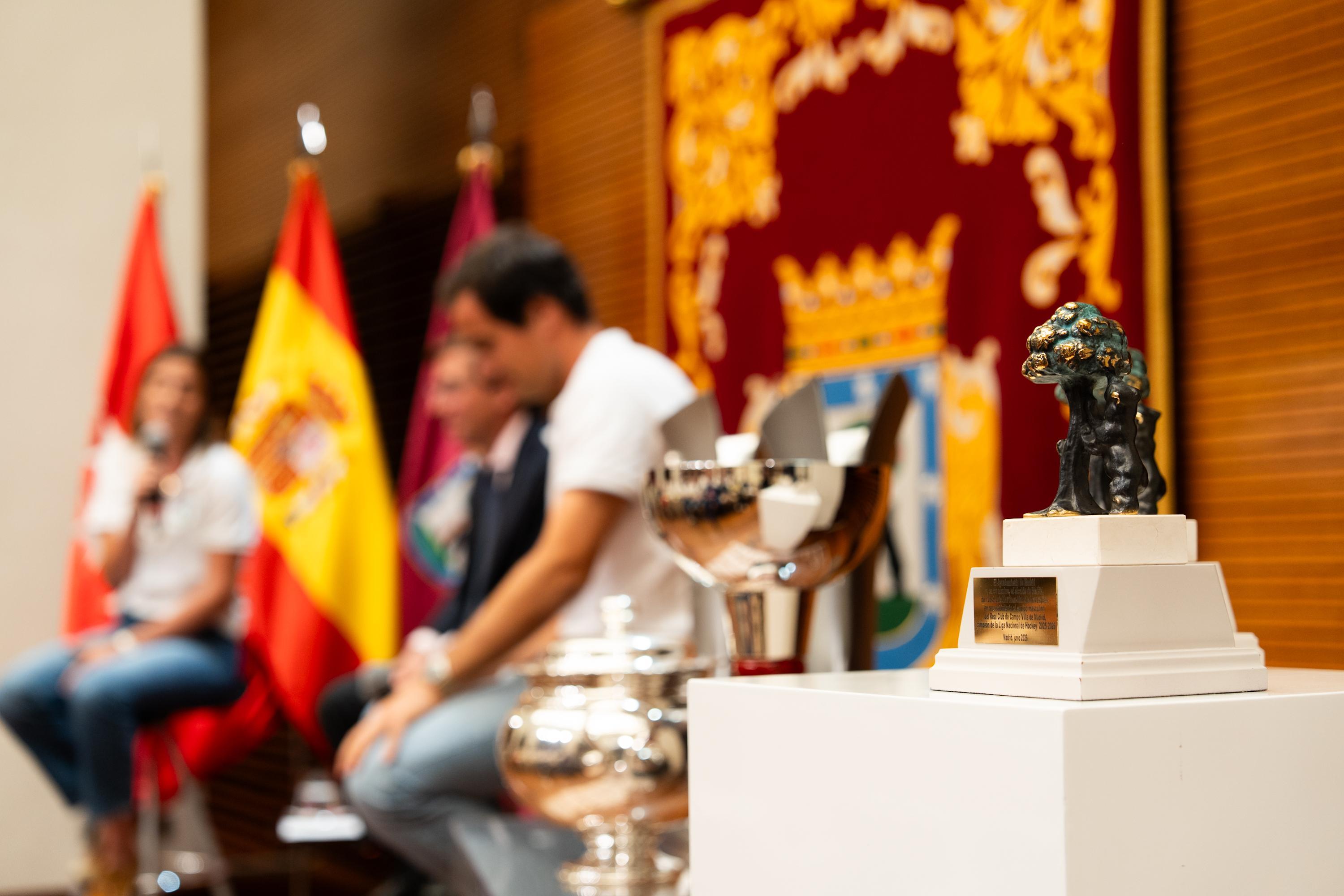 Imagen de la escultura del Oso y el Madroño recibida por los capitanes.