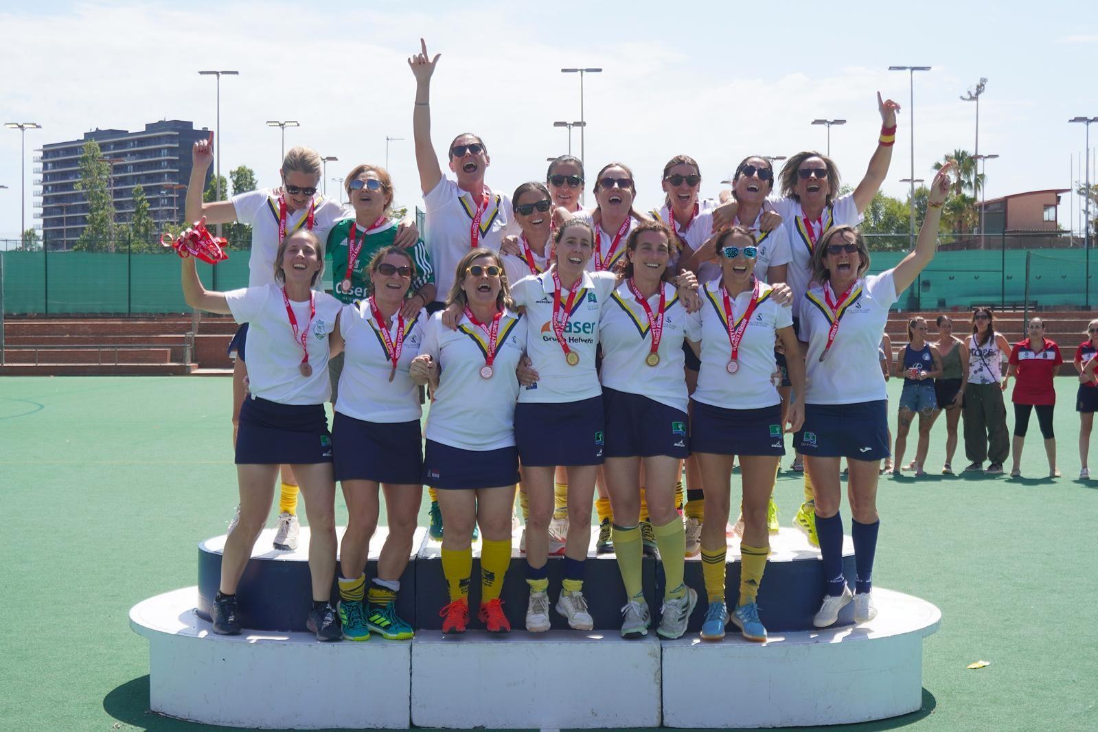 El equipo RCCVM, subido al podio del Campeonato de España femenino +40 de hockey sobre hierba.