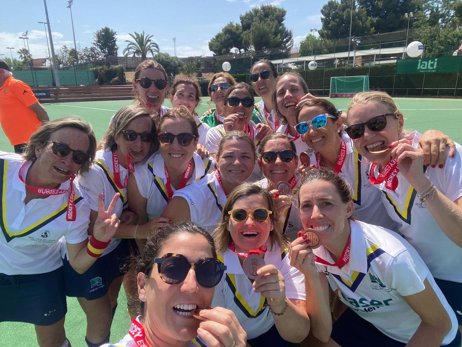 Selfie de nuestras jugadoras con la medalla de bronce en el Campeonato de España femenino +40 de hockey sobre hierba.